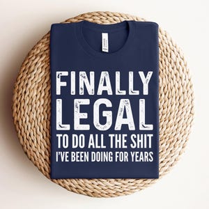 Camiseta "Finalmente Legal", Regalo Divertido de Cumpleaños Número 21 para Ella o Él, Camiseta de Cumpleaños Número 21, Regalo Divertido para Personas de 21 Años imagen 3