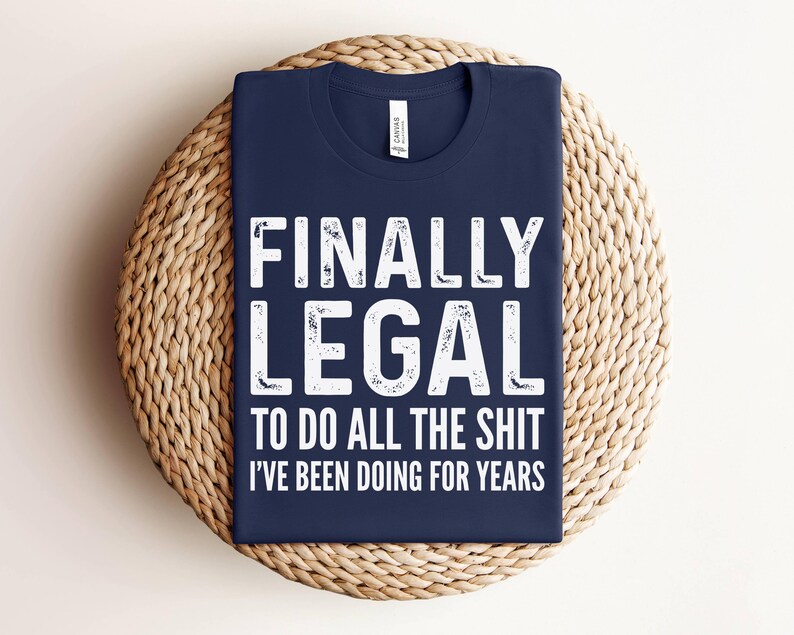 Camiseta "Finalmente Legal", Regalo Divertido de Cumpleaños Número 21 para Ella o Él, Camiseta de Cumpleaños Número 21, Regalo Divertido para Personas de 21 Años imagen 3