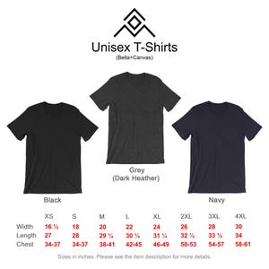 Puede incluir: Se muestran tres camisetas en negro, gris y azul marino. La imagen incluye el texto "Unisex T-Shirts" y una tabla de tallas con medidas en pulgadas para el ancho, largo y contorno de pecho, que van desde la XS hasta la 4XL.