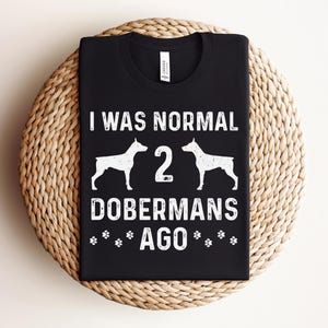 Dobermann-shirt, dobermann-cadeaus, I Was Normal 2 Dobermann geleden shirt, grappig cadeau dobermann-eigenaar afbeelding 2