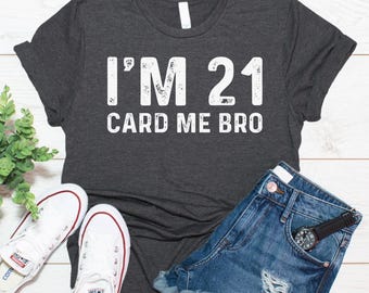 彼への面白い21歳の誕生日プレゼント、私は21歳です、カードを見せてください、兄弟Tシャツ、ラスベガス21歳の誕生日Tシャツ