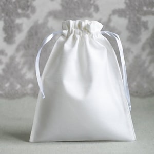 White linen fabric drawstring favor gift bags plain white sachets jewelry packaging pouches chic wedding favor bags