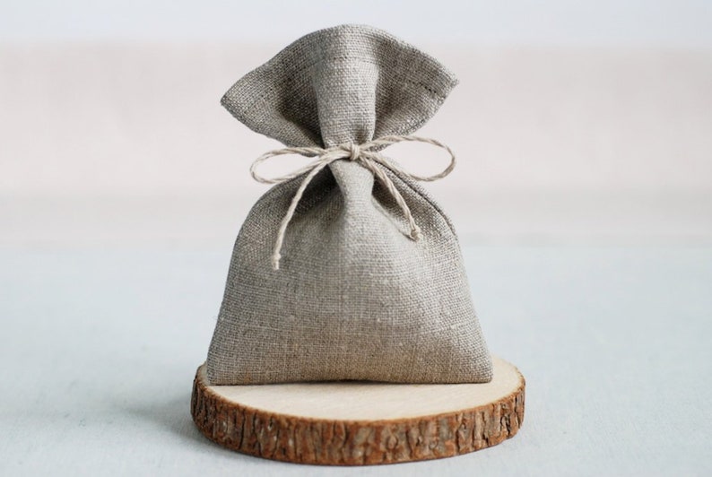 This listing is for 10 adorable grey pure linen favor bags 

These are the cutest gift bags that are great for wedding favors, putting small homemade soaps in for gift-giving, drawer sachets, jewelry, aroma beads, etc. .