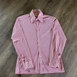 dress shirt in spanish Clothing Vocabulary in Spanish (Use It in Real Life) These are everyday clothing itemsyou'll hear and use them constantly. Start with basic pieces: camiseta t-shirt shorts shorts vestido dress