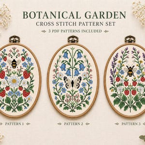 Pode incluir: Três padrões ovais de ponto cruz em aros de madeira, com desenhos florais e de insetos. Os padrões incluem abelhas, borboletas, morangos e várias flores. O texto "BOTANICAL GARDEN CROSS STITCH PATTERN SET" está no topo.