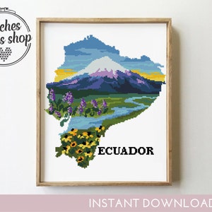 Puede incluir: Arte de punto de cruz del mapa de Ecuador, con una cordillera, un río y girasoles. El diseño utiliza tonos de azul, morado, verde y amarillo. La palabra "ECUADOR" se muestra en negro. La obra enmarcada está etiquetada como "DESCARGA INSTANTÁNEA".