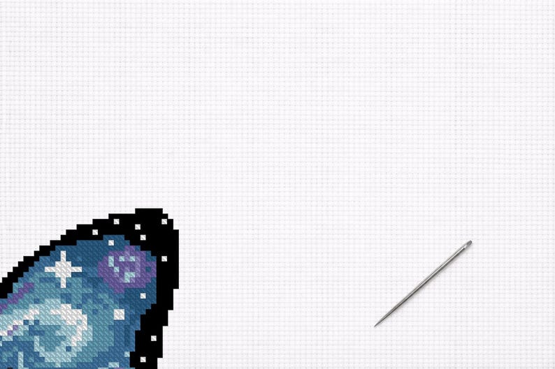 Puede incluir: Un proyecto de punto de cruz en progreso, con un ala de mariposa pixelada con un dise&ntilde;o celestial en tonos azules, morados y blancos. Una aguja est&aacute; colocada a la derecha, lista para coser sobre la tela de rejilla blanca.
