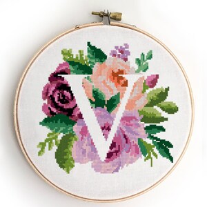 Pdf kruissteekpatroon letter V | Bloemenmonogram pioenrozen | Bruiloftsdecoratie babykamer | Getelde doe-het-zelf-steekkaart