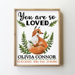 Puede incluir: Patrón de punto de cruz con un zorro sentado en un helecho con el texto "You are so LOVED" y "Olivia Connor 10.10.2020 8lbs 9oz 21 inches".