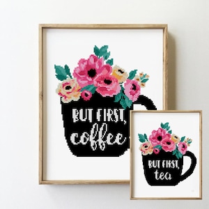 Könnte beinhalten: Zwei gerahmte Kreuzstich-Stickereien. Das erste Design zeigt eine schwarze Kaffeetasse mit rosa und gelben Blumen und dem Text "But first, coffee". Das zweite Design zeigt eine schwarze Teetasse mit rosa und gelben Blumen und dem Text "But first, tea".
