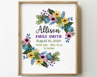 Könnte beinhalten: Ein Kreuzstich-Stickmuster mit einem Blumenkranz aus rosa, gelben und blauen Blumen. Das Design enthält den Namen "Allison", den Text "Emily Smith" und die Geburtsdaten: "10. August 2020, 10:55 Uhr, 3,6 kg, 53 cm".