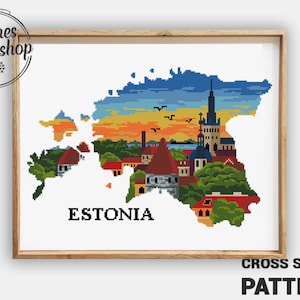 Może przedstawiać: Wzór do haftu krzyżykowego przedstawiający kraj Estonię, z kolorowym zachodem słońca nad miastem. Wzór zawiera słowo "ESTONIA" w lewym dolnym rogu.