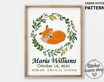 Puede incluir: Patrón de punto de cruz con un zorro durmiendo rodeado de una corona floral verde y amarilla. El patrón incluye el nombre "Maria Williams", la fecha "15 de octubre de 2021" y la hora y las medidas "10:55 am 8 lbs 10 oz 21 pulgadas".