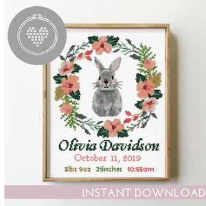 Anúncio de Nascimento Floral com Padrão de Coelhinho em Ponto Cruz | Guirlanda de Coelho Fofa em Ponto Cruz | Gráfico DIY para Quarto de Bebê | Bordado Moderno em PDF