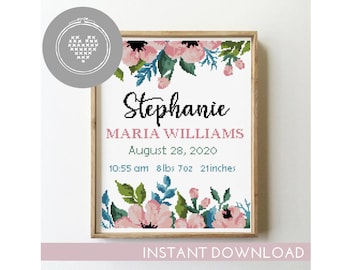 Puede incluir: Anuncio de nacimiento en punto de cruz enmarcado con el nombre "Stephanie" en escritura negra, con "MARIA WILLIAMS" debajo en rosa. El anuncio incluye la fecha de nacimiento, la hora, el peso (3,65 kg) y la altura (53 cm), rodeado de bordados florales.