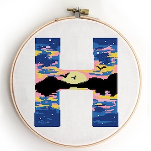 Patrón de punto de cruz con la letra H / Monograma de cielo nocturno / Decoración de habitación infantil con bosque / Auroras boreales / Bordado para habitación infantil / PDF con puntada Xstitch