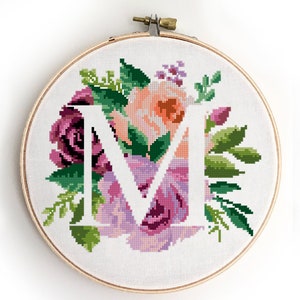 Patrón de punto de cruz de la letra M / Monograma floral con peonía y rosas / Decoración infantil / Regalo para bebé / Iniciales de boda / Bordado en PDF