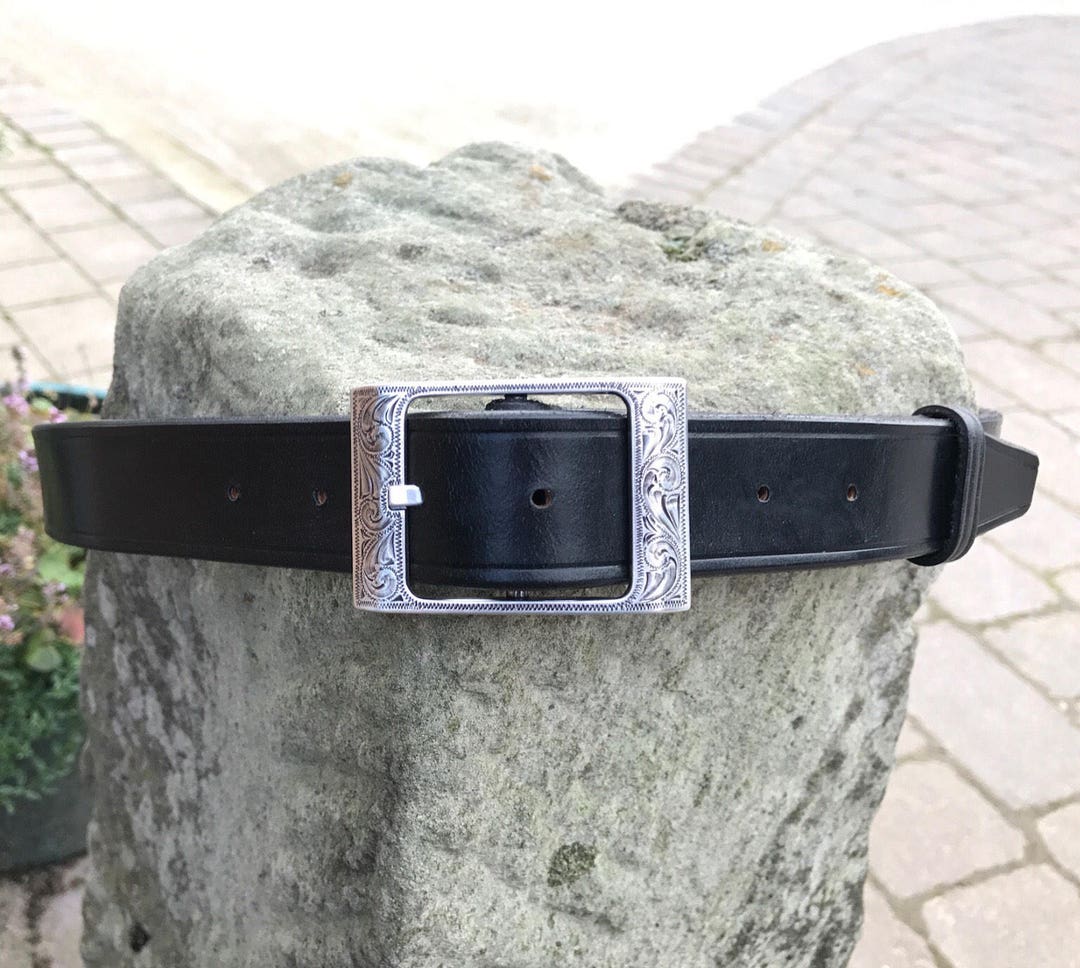 une ceinture en cuir - Traduction anglaise