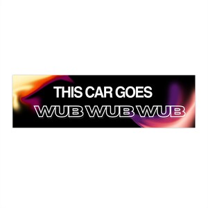 Könnte beinhalten: Rechteckiger Aufkleber mit dem Text "THIS CAR GOES WUB WUB WUB" in weißen, umrandeten Buchstaben. Der Hintergrund zeigt einen Farbverlauf aus Gelb, Orange, Lila und Schwarz.