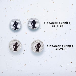 Pendientes de tachuelas para chica corredora, pendientes de atletismo, joyas de cross country, pendientes de resina, regalos para correr, pendientes deportivos mini tachuelas,