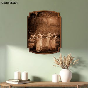 Decorazione murale in legno raffigurante un cerchio di streghe danzanti, decorazione murale gotica, targa estetica occulta, stampa rituale di Beltane, decorazione stregonesca dell'Accademia Oscura.
