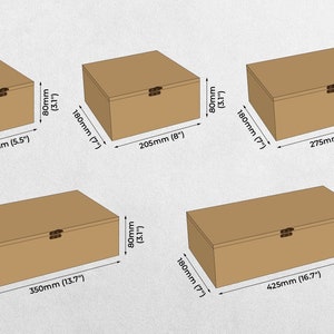 K&ouml;nnte beinhalten: F&uuml;nf Holzkisten mit Scharnierdeckeln und Messingverschl&uuml;ssen. Die Kisten sind in verschiedenen Gr&ouml;&szlig;en erh&auml;ltlich, von 140 mm bis 425 mm L&auml;nge. Jede Kiste hat eine H&ouml;he von 80 mm.