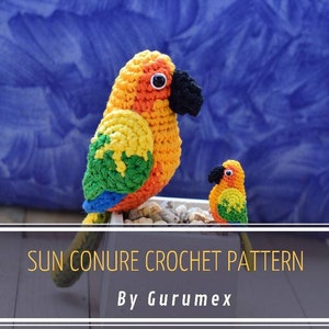 Puede incluir: Patrón de crochet para un loro Conure sol. El patrón incluye instrucciones para hacer un Conure sol grande y pequeño. El patrón es de Gurumex.