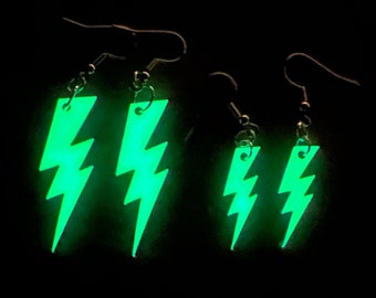 Glow in the Dark Blitz Ohrringe: Laser geschnittene Acryl Blitz Ohrstecker, stürmisches Wetter, elektrisch, beste Geschenke für Sie / Ihn / Sie