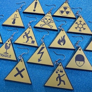 Pendientes de letreros negros y amarillos: letreros acrílicos cortados con láser, letreros triangulares, emergencia, señal de peligro, frágil, los mejores regalos para ella/él/ellos