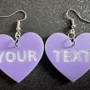 Pendientes de texto personalizado: palabras grabadas con láser, lavanda con texto blanco, letras, nombres, regalo para profesor, aniversario, el mejor regalo para ella/él/ellos