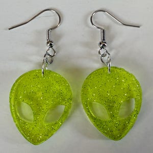Alien Ohrringe: Laser Cut Acryl Aliens, Kuh Entführung, Areal 51, Außerirdische, Außerirdische, Astronomie, Knebel Geschenk, Geschenke für Sie/Ihn