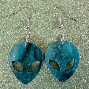 Alien Ohrringe: Laser Cut Acryl Aliens, Kuh Entführung, Areal 51, Außerirdische, Außerirdische, Astronomie, Knebel Geschenk, Geschenke für Sie/Ihn