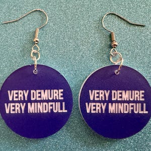 Brincos Demure: Palavras gravadas a laser, muito recatado, muito consciente, palavras personalizadas, cultura pop, novidade, viral, melhores presentes para ela/ele/eles