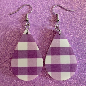 Lila karierte Ohrringe: Laser geschnittene Acrylmuster, Picknick, Formen, Flanell, Schulmädchen, Preppy, Knebelgeschenk, beste Geschenke für Sie / Ihn