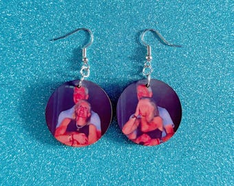 Coldplay Kiss Cam Earrings - Meme Earrings Concert Affair