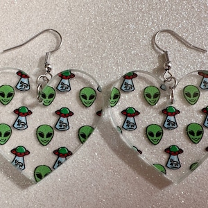 Alien Ohrringe: Laser Cut Acryl Aliens, Kuh Entführung, Areal 51, Außerirdische, Außerirdische, Astronomie, Knebel Geschenk, Geschenke für Sie/Ihn