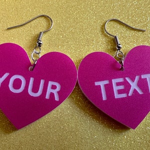 Pendientes con texto personalizado: palabras grabadas con láser, rosa con texto en blanco, letras, nombres, regalo para profesor, aniversario, el mejor regalo para ella/él/ellos