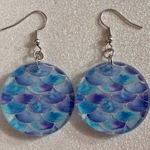 Pendientes de sirena azul: pendientes de escala de pescado acrílico cortado con láser, océano, acuático, tropical, magia, brillo, océano, mejores regalos para ella/él/ellos
