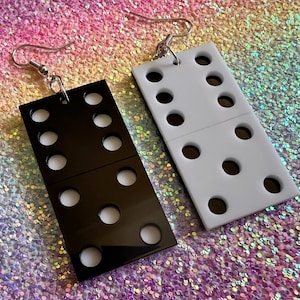 Domino Ohrringe: Laser geschnittene Acryl Dominosteine, Brettspiele, Geschenke für Sie/Ihn