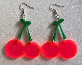 Kolczyki Neon Cherry: Laserowo cięte akrylowe wiśnie, owoce, letnie klimaty, kolczyki z jedzeniem, najlepsze prezenty dla niej/niego/nich