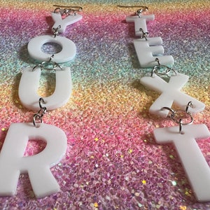 Pendientes de texto personalizados: palabras cortadas con láser, letras, nombres, regalo para profesor, aniversario, regalos para ella/él/ellos