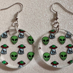 Alien Ohrringe: Laser Cut Acryl Aliens, Kuh Entführung, Areal 51, Außerirdische, Außerirdische, Astronomie, Knebel Geschenk, Geschenke für Sie/Ihn