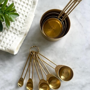 Set di tazze e cucchiai dosatori in oro – Set da 9 / Set di misurazione in acciaio inossidabile per la cottura al forno e la cucina / Utensili da cucina moderni