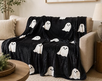 Manta preta com fantasmas, manta de pelúcia para o Halloween com fantasmas brancos, decoração aconchegante para sofá no outono.