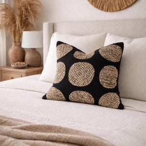 Svart & brunt boho örngott | Texturerad vävd plädkudde, 18x18 bild 4