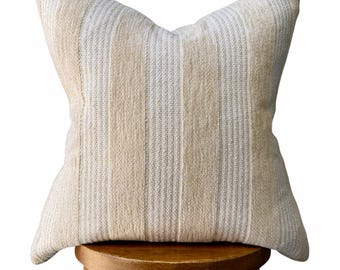 Beige randigt chenilleörngott, texturerad neutral lantlig kudde