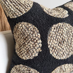 Svart & brunt boho örngott | Texturerad vävd plädkudde, 18x18 bild 3