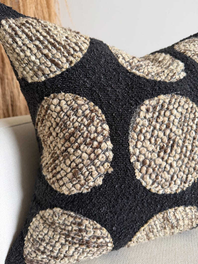 Svart & brunt boho örngott | Texturerad vävd plädkudde, 18x18 bild 3