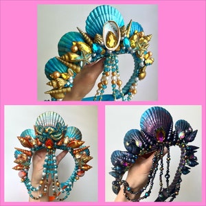 Pode incluir: Três estilos diferentes de coroas de sereia feitas com conchas, contas e strass. As coroas são todas de cores diferentes, uma é azul e dourada, outra é roxa e preta, e outra é laranja e azul.