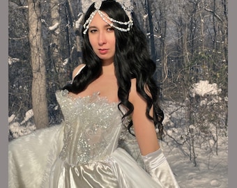 Conjunto de corona y corsé de princesa de invierno hecho a medida